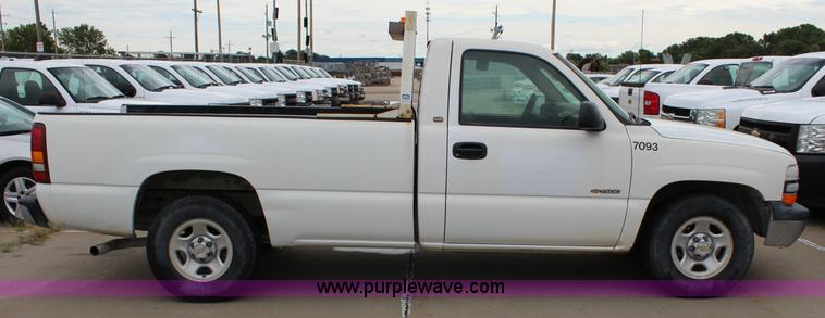 image for item J5783 2000 Chevrolet Silverado 1500 pickup truck