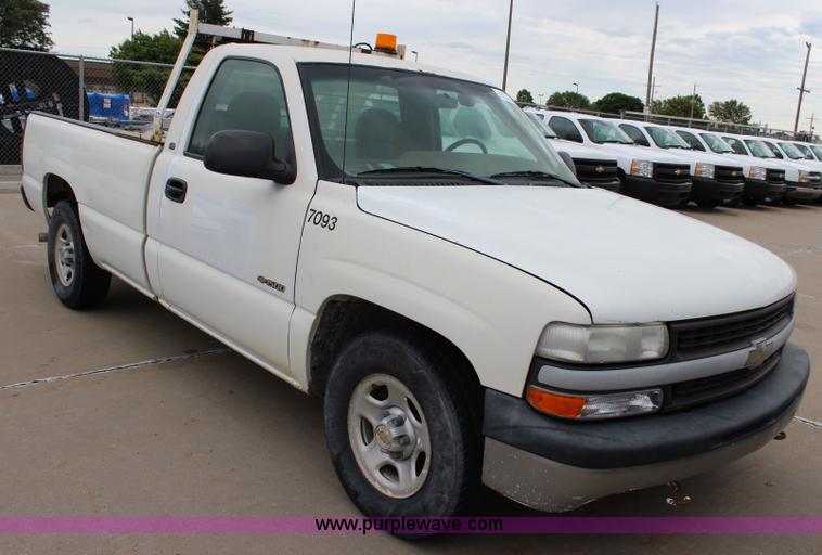 image for item J5783 2000 Chevrolet Silverado 1500 pickup truck