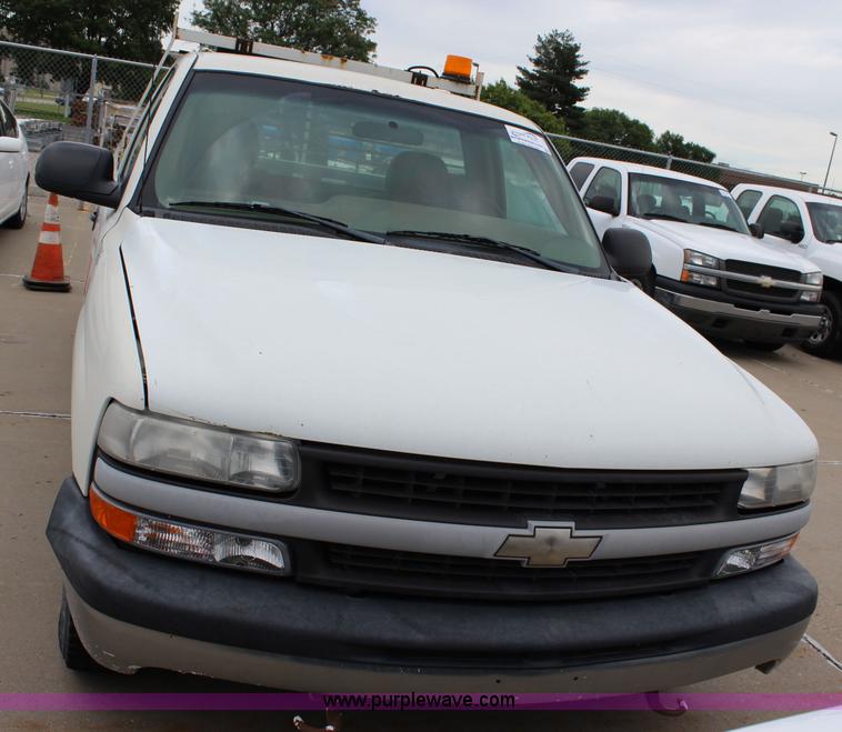 image for item J5783 2000 Chevrolet Silverado 1500 pickup truck