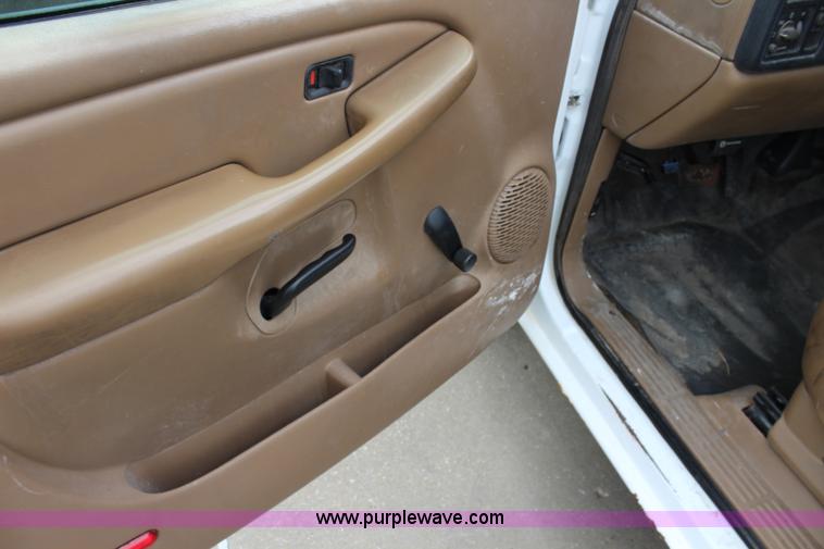 image for item J5783 2000 Chevrolet Silverado 1500 pickup truck