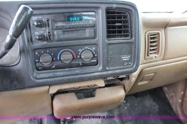 image for item J5783 2000 Chevrolet Silverado 1500 pickup truck