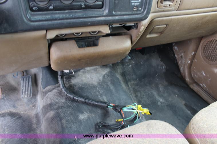 image for item J5783 2000 Chevrolet Silverado 1500 pickup truck