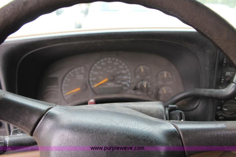 image for item J5783 2000 Chevrolet Silverado 1500 pickup truck