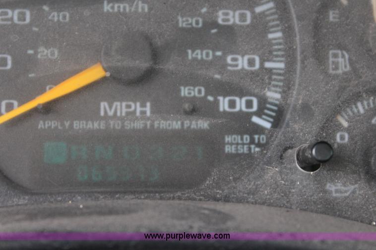 image for item J5783 2000 Chevrolet Silverado 1500 pickup truck