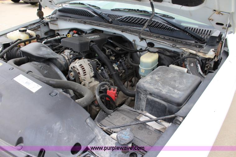 image for item J5783 2000 Chevrolet Silverado 1500 pickup truck