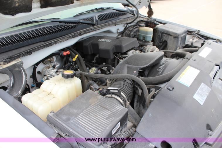 image for item J5783 2000 Chevrolet Silverado 1500 pickup truck