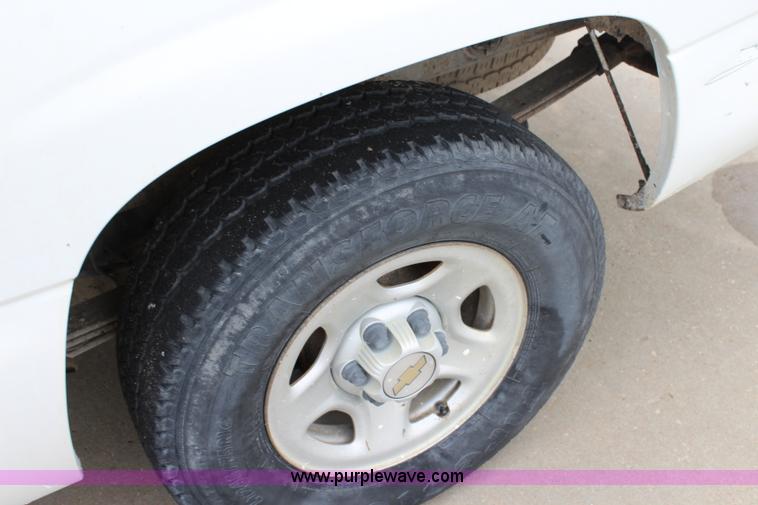 image for item J5783 2000 Chevrolet Silverado 1500 pickup truck