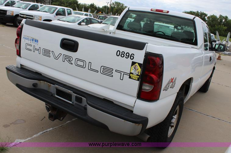 image for item J5787 2004 Chevrolet Silverado 1500 Ext. Cab pickup truck
