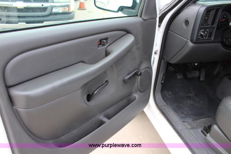 image for item J5787 2004 Chevrolet Silverado 1500 Ext. Cab pickup truck