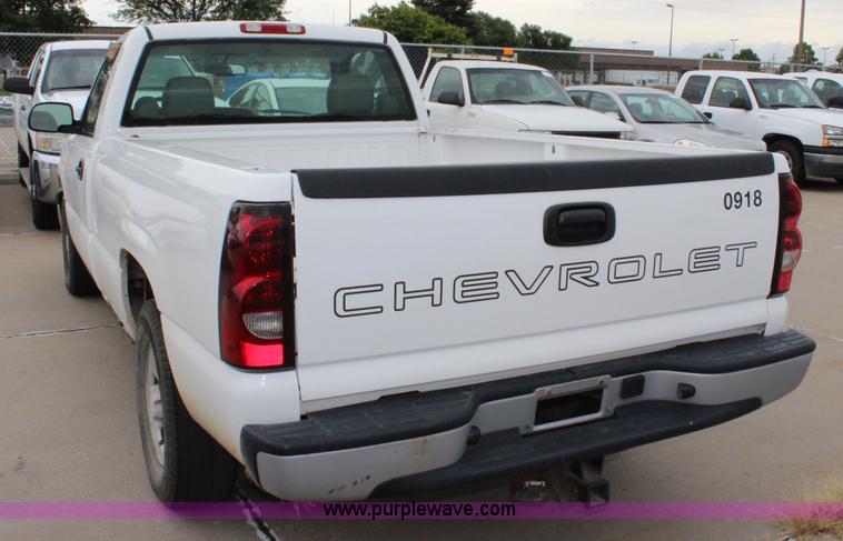 image for item J5789 2004 Chevrolet Silverado 1500 pickup truck