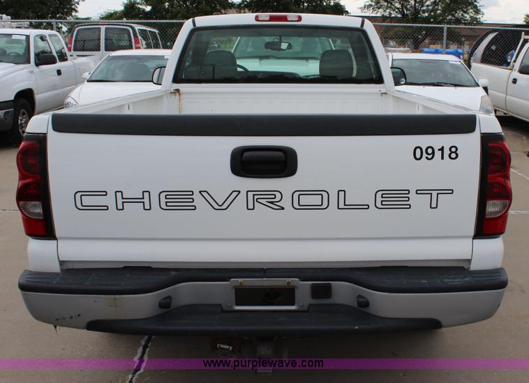 image for item J5789 2004 Chevrolet Silverado 1500 pickup truck