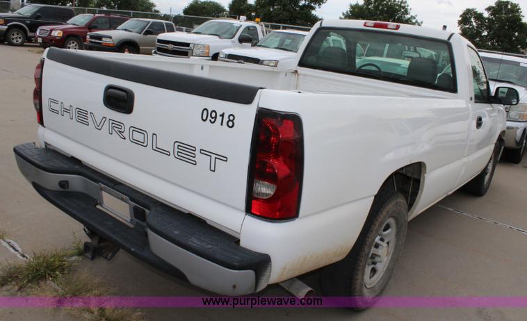 image for item J5789 2004 Chevrolet Silverado 1500 pickup truck