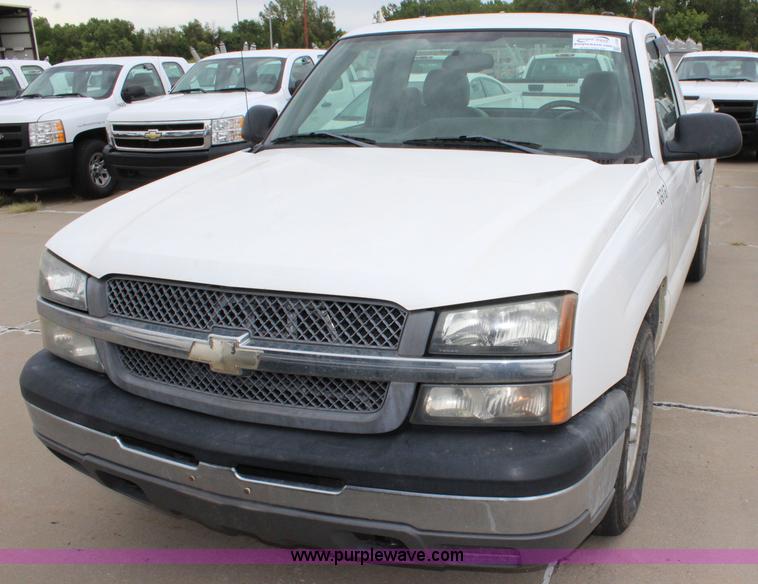 image for item J5789 2004 Chevrolet Silverado 1500 pickup truck