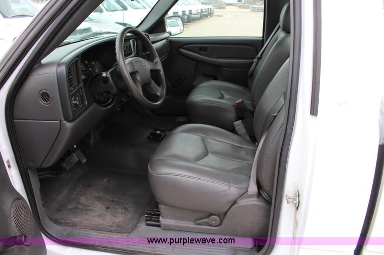 image for item J5789 2004 Chevrolet Silverado 1500 pickup truck