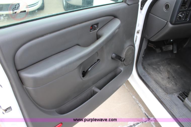 image for item J5789 2004 Chevrolet Silverado 1500 pickup truck