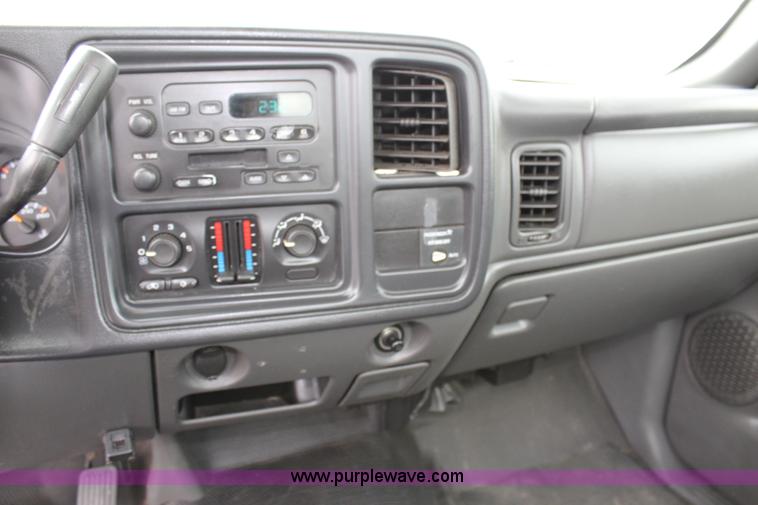 image for item J5789 2004 Chevrolet Silverado 1500 pickup truck