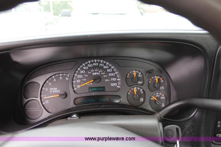 image for item J5789 2004 Chevrolet Silverado 1500 pickup truck