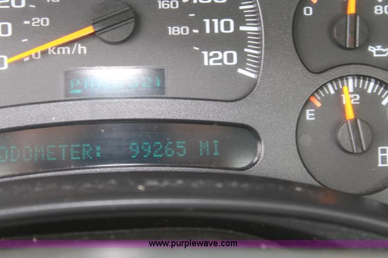 image for item J5789 2004 Chevrolet Silverado 1500 pickup truck