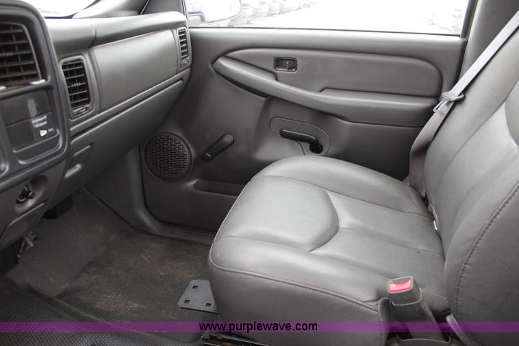 image for item J5789 2004 Chevrolet Silverado 1500 pickup truck