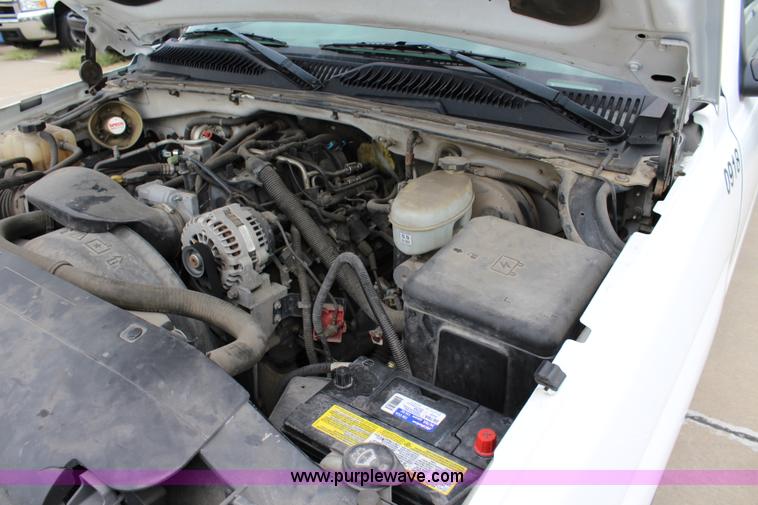 image for item J5789 2004 Chevrolet Silverado 1500 pickup truck