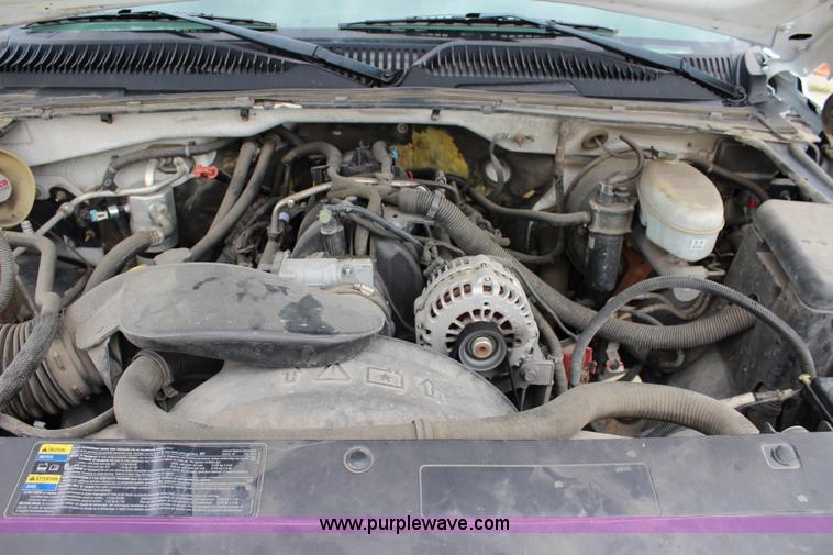 image for item J5789 2004 Chevrolet Silverado 1500 pickup truck