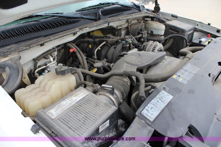 image for item J5789 2004 Chevrolet Silverado 1500 pickup truck