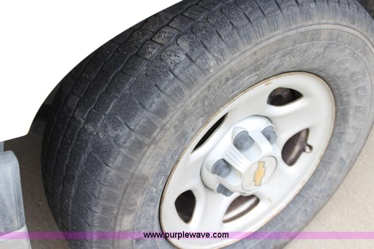 image for item J5789 2004 Chevrolet Silverado 1500 pickup truck