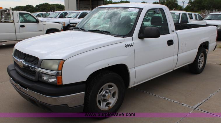 image for item J5790 2004 Chevrolet Silverado 1500 pickup truck