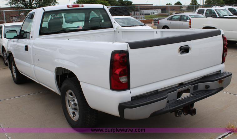 image for item J5790 2004 Chevrolet Silverado 1500 pickup truck