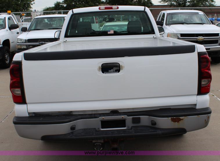 image for item J5790 2004 Chevrolet Silverado 1500 pickup truck