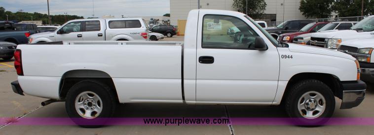 image for item J5790 2004 Chevrolet Silverado 1500 pickup truck