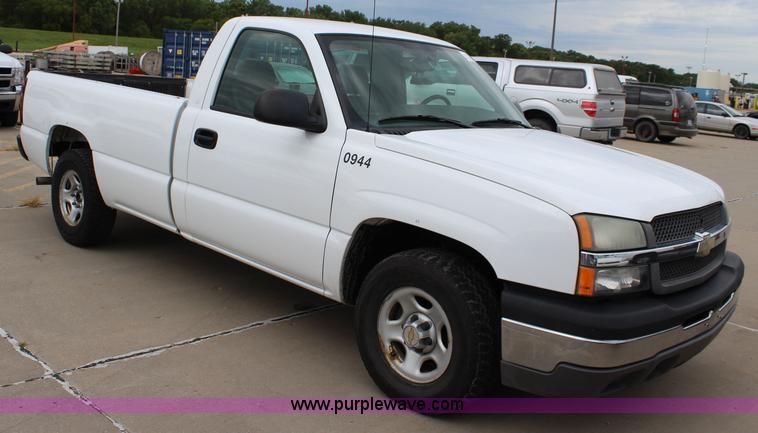 image for item J5790 2004 Chevrolet Silverado 1500 pickup truck