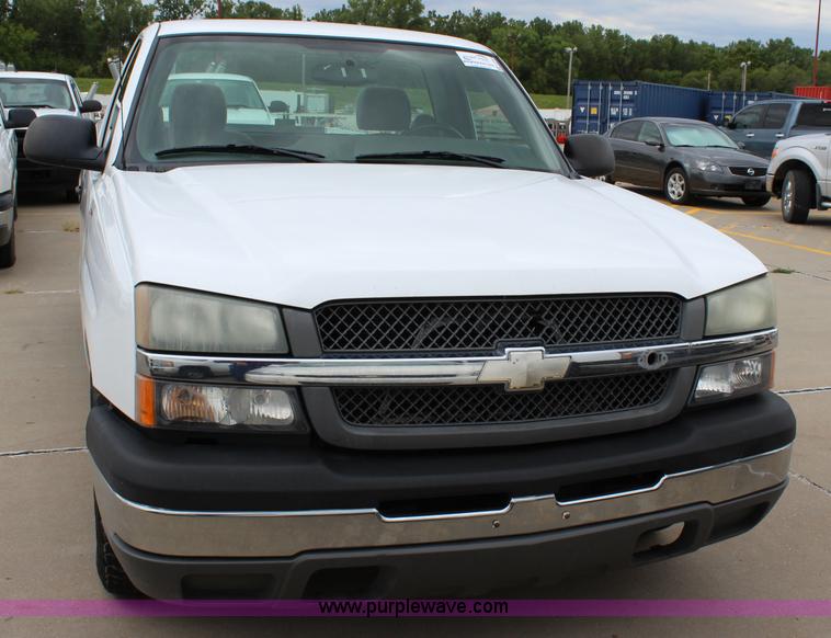 image for item J5790 2004 Chevrolet Silverado 1500 pickup truck