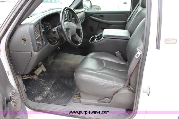 image for item J5790 2004 Chevrolet Silverado 1500 pickup truck