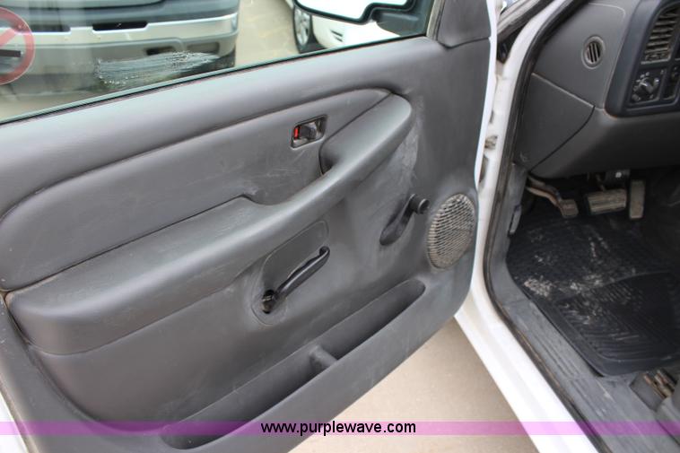 image for item J5790 2004 Chevrolet Silverado 1500 pickup truck