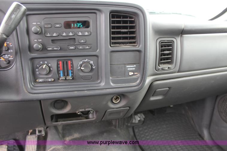 image for item J5790 2004 Chevrolet Silverado 1500 pickup truck