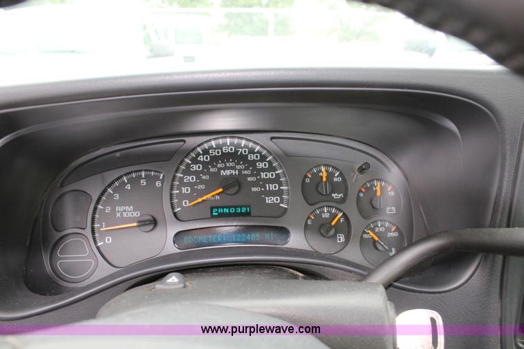 image for item J5790 2004 Chevrolet Silverado 1500 pickup truck