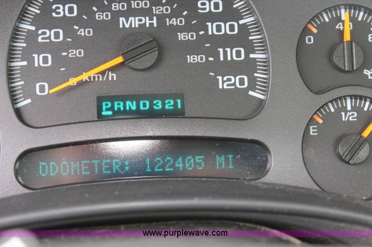 image for item J5790 2004 Chevrolet Silverado 1500 pickup truck