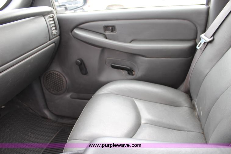 image for item J5790 2004 Chevrolet Silverado 1500 pickup truck