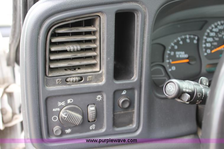 image for item J5790 2004 Chevrolet Silverado 1500 pickup truck