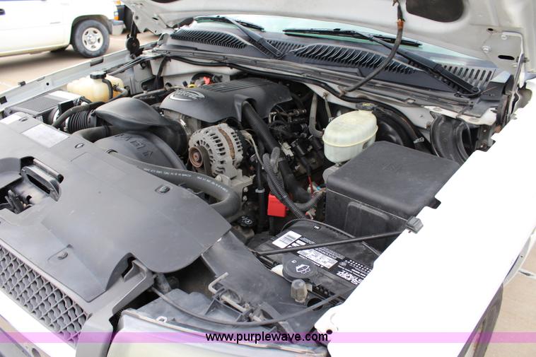 image for item J5790 2004 Chevrolet Silverado 1500 pickup truck