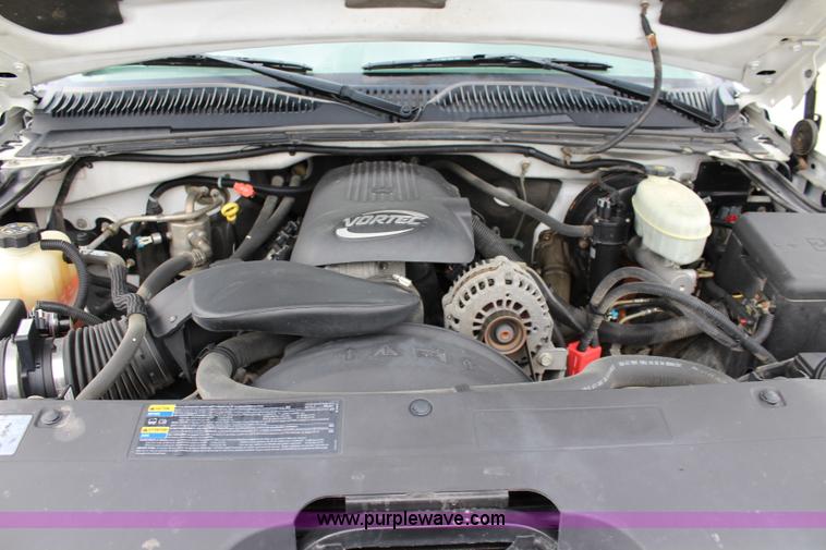 image for item J5790 2004 Chevrolet Silverado 1500 pickup truck