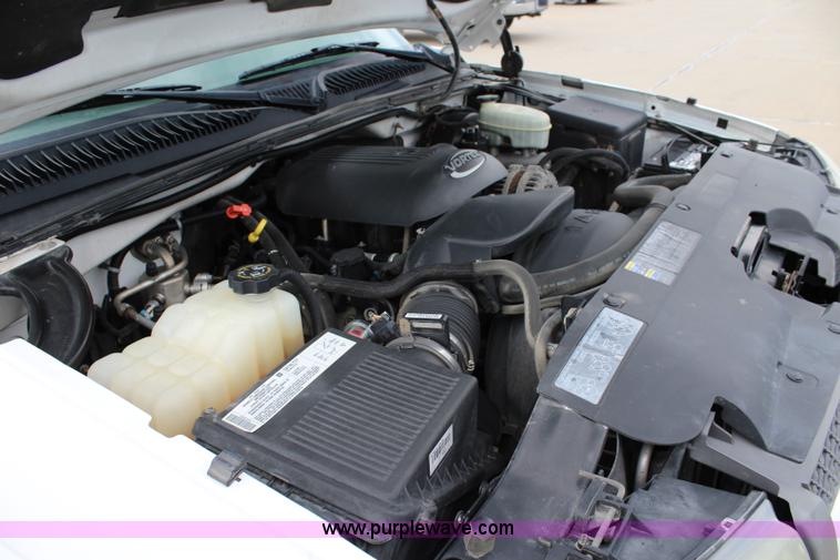 image for item J5790 2004 Chevrolet Silverado 1500 pickup truck