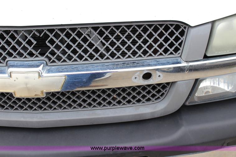 image for item J5790 2004 Chevrolet Silverado 1500 pickup truck