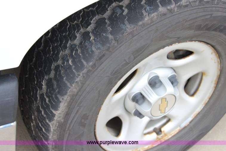 image for item J5790 2004 Chevrolet Silverado 1500 pickup truck