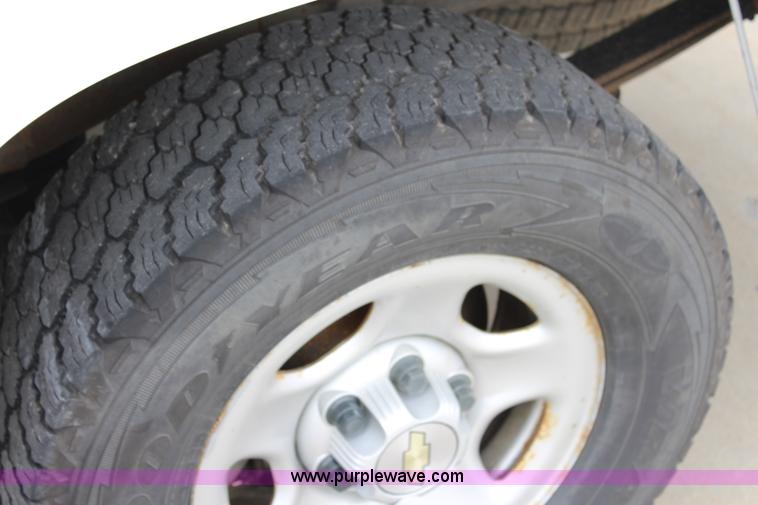 image for item J5790 2004 Chevrolet Silverado 1500 pickup truck