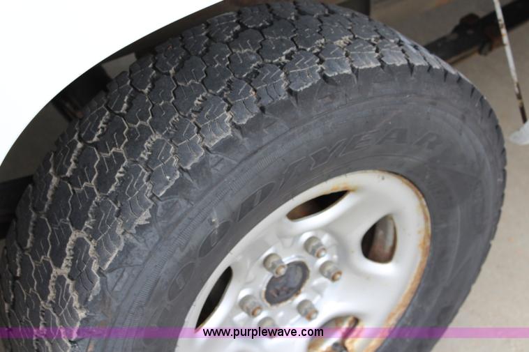 image for item J5790 2004 Chevrolet Silverado 1500 pickup truck