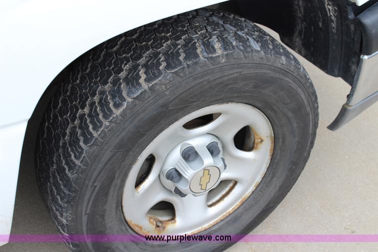 image for item J5790 2004 Chevrolet Silverado 1500 pickup truck