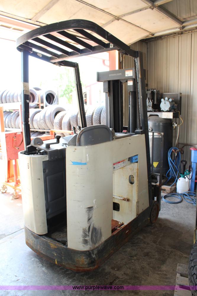 image for item J5822 Crown RC3000 forklift