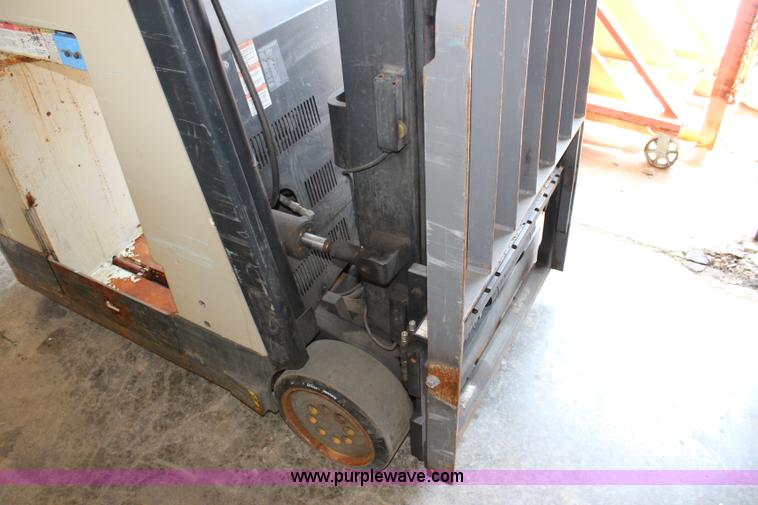 image for item J5822 Crown RC3000 forklift